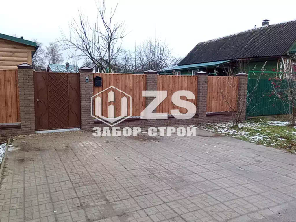 ЗАБОР ИЗ ПРОФНАСТИЛА С КИРПИЧНЫМИ СТОЛБАМИ 15 СОТОК