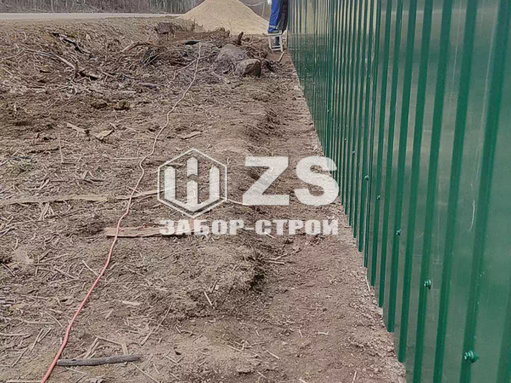 забор из профнастила с утрамбованным щебнем  290 метров