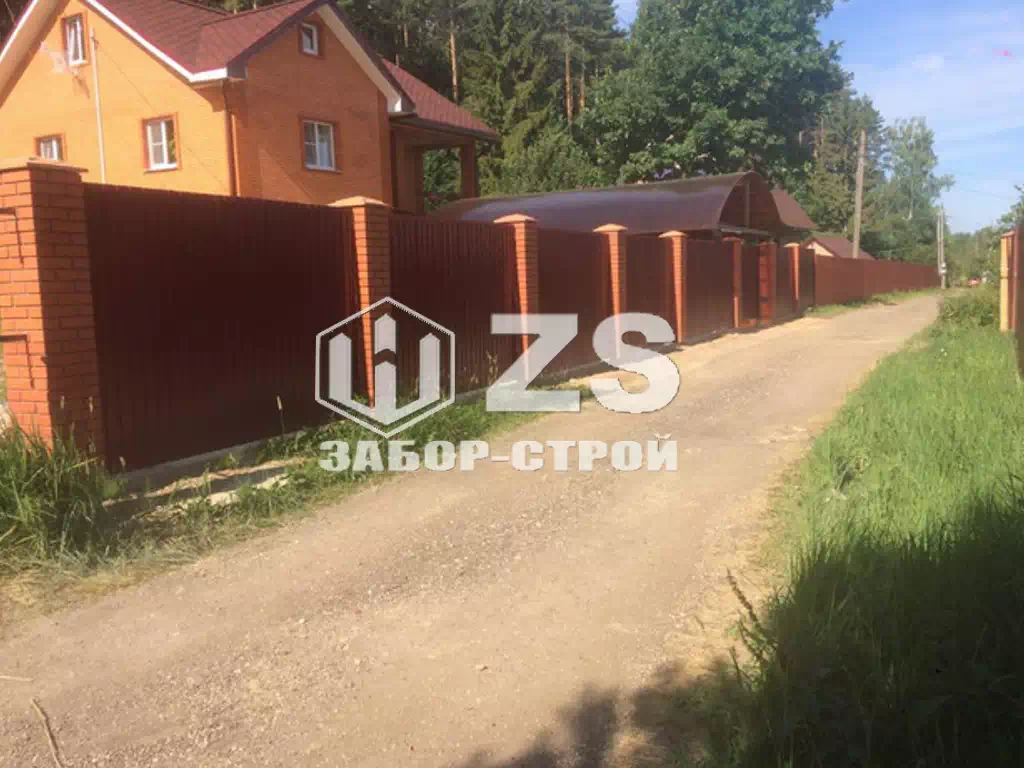 ЗАБОР ИЗ ПРОФНАСТИЛА С КИРПИЧНЫМИ СТОЛБАМИ 11 СОТОК